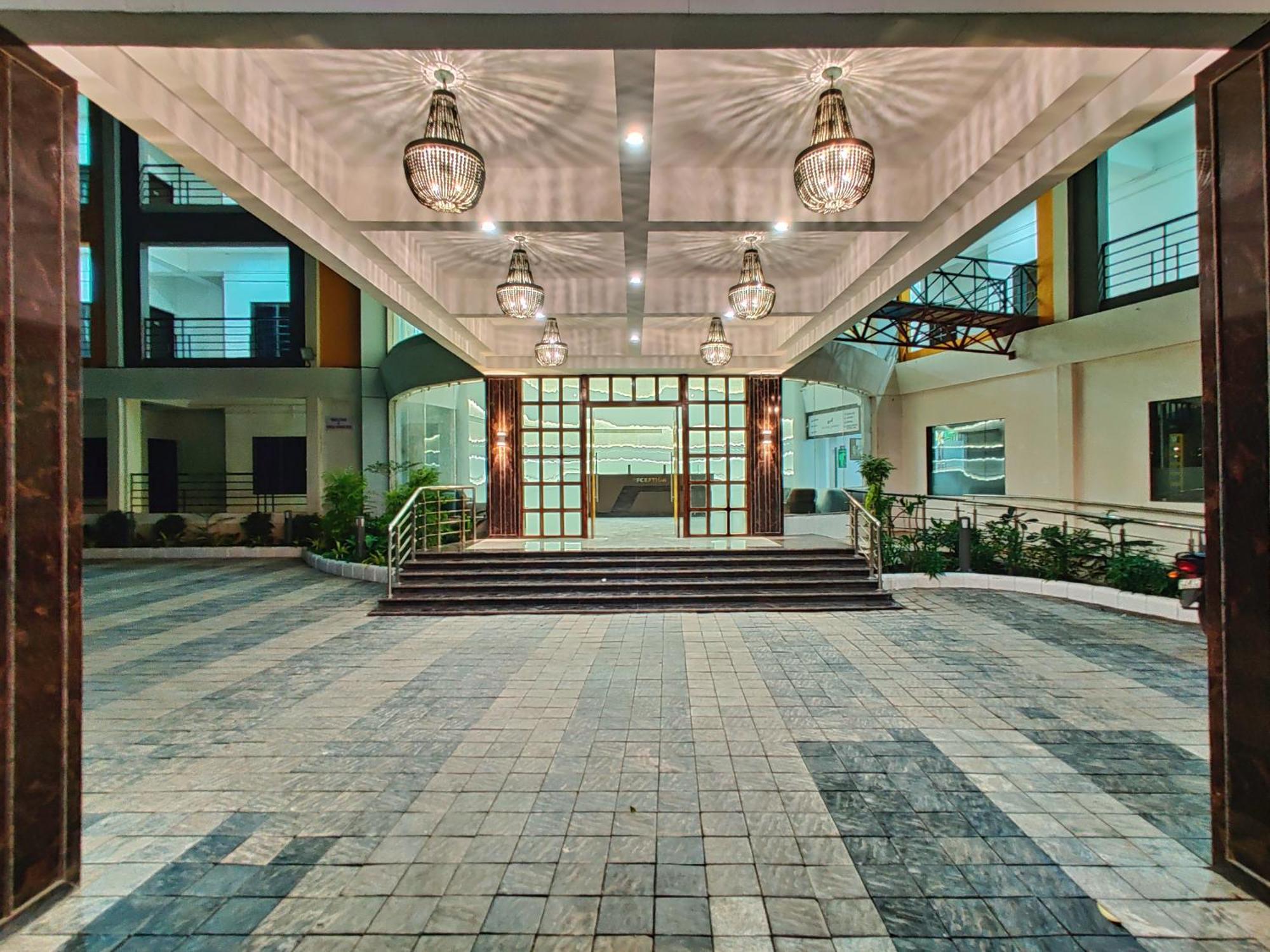 Golden Chariot Hotel Daman Exterior foto